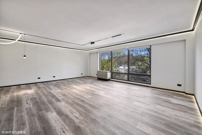 Building Photo - 1115 S Plymouth Ct