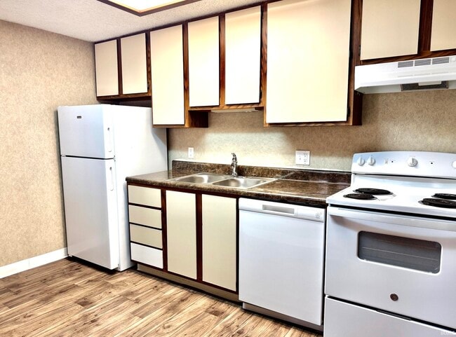 Building Photo - 2302 S Brandon Ct