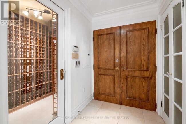 Photo du bâtiment - 110 Bloor St W