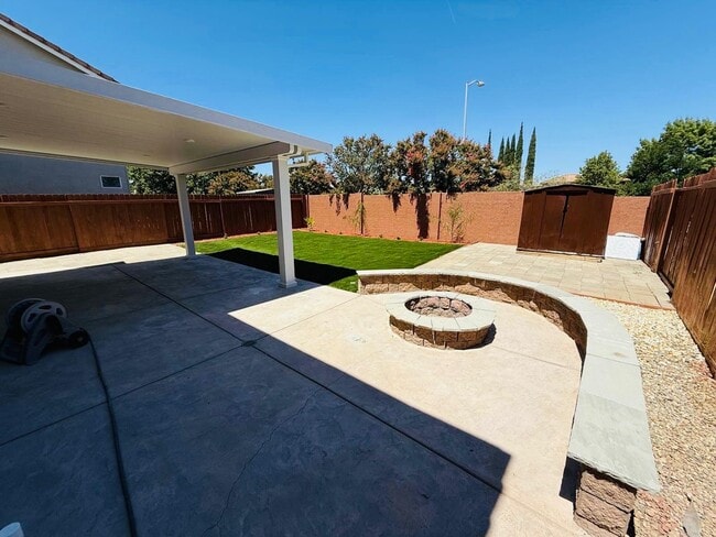 Foto del edificio - 565 Edenderry Dr