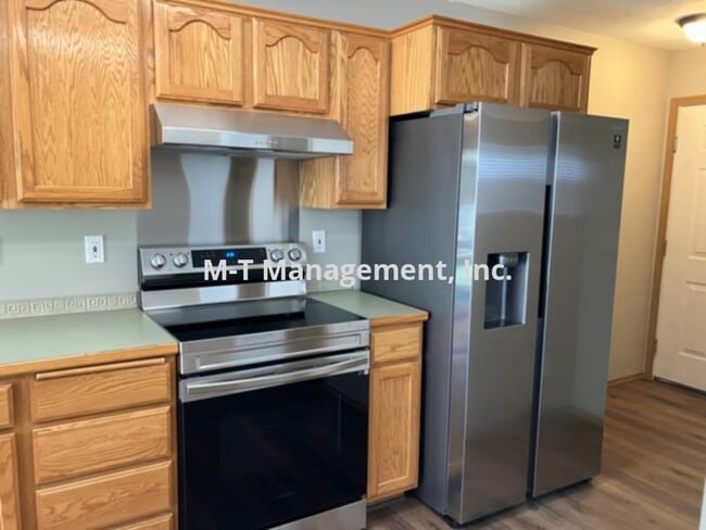 Building Photo - 3 br/2.5 bath Eagle Ridge 2 story house on...