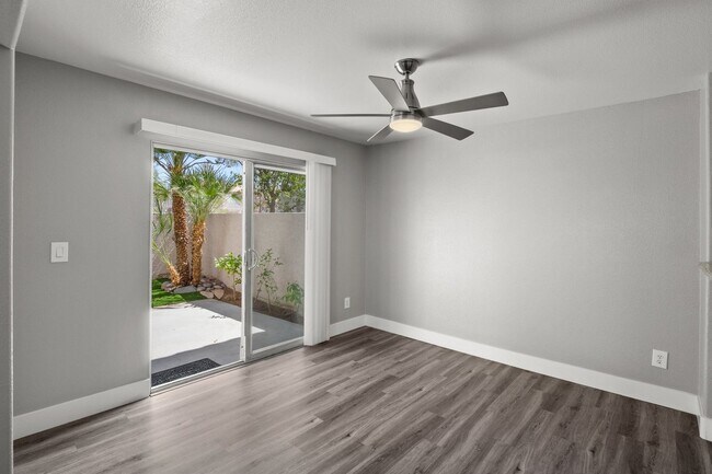 Foto del edificio - Gorgeous 2 bedroom 2 1/2 bath townhome off...