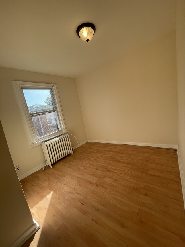 Building Photo - 5821 N Woodstock St