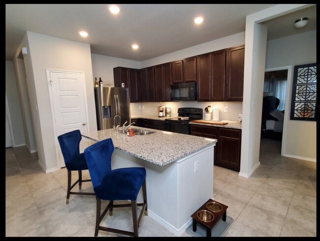 Foto del edificio - Modern 3-Bed Home with Island Kitchen, Private Patio, and Fenced Yard in Converse