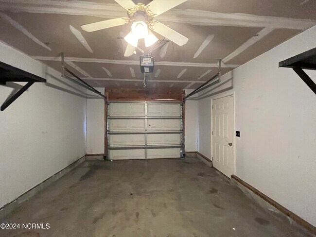 Foto del edificio - 206 Honeysuckle Dr