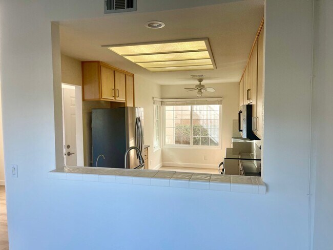 Building Photo - Luxurious 2 Bed 2 Bath Condo with Spectacu...