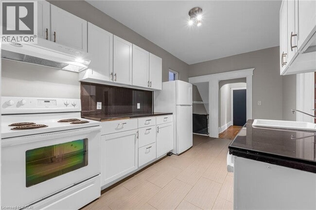 Photo du bâtiment - 130 Emerald St S
