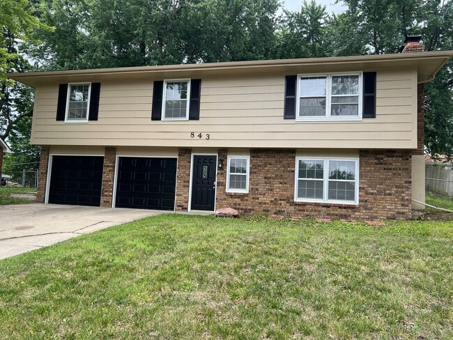 Building Photo - Beautiful Home with Two Living Rooms and Plenty of Outdoor Space