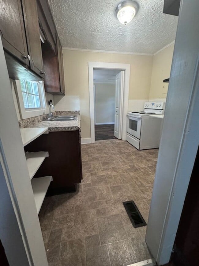 Building Photo - 102 W Meadow Way Dr