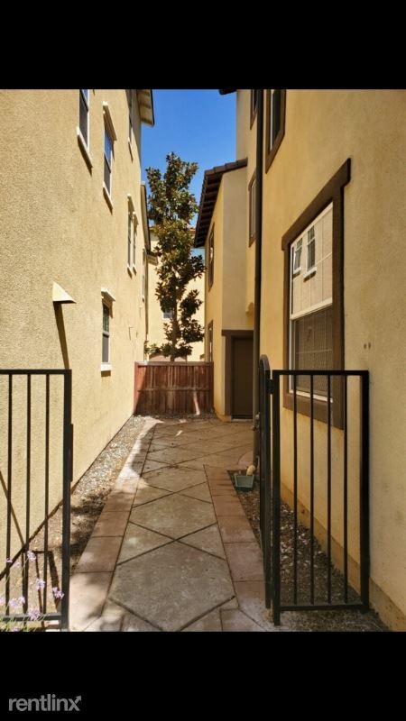 Building Photo - 1 br, 1 bath Townhome - 10405 Via Palma
