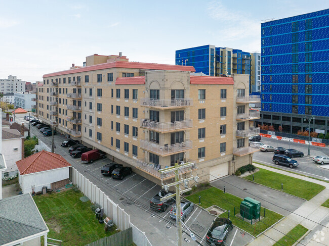 Building Photo - 125 E Broadway
