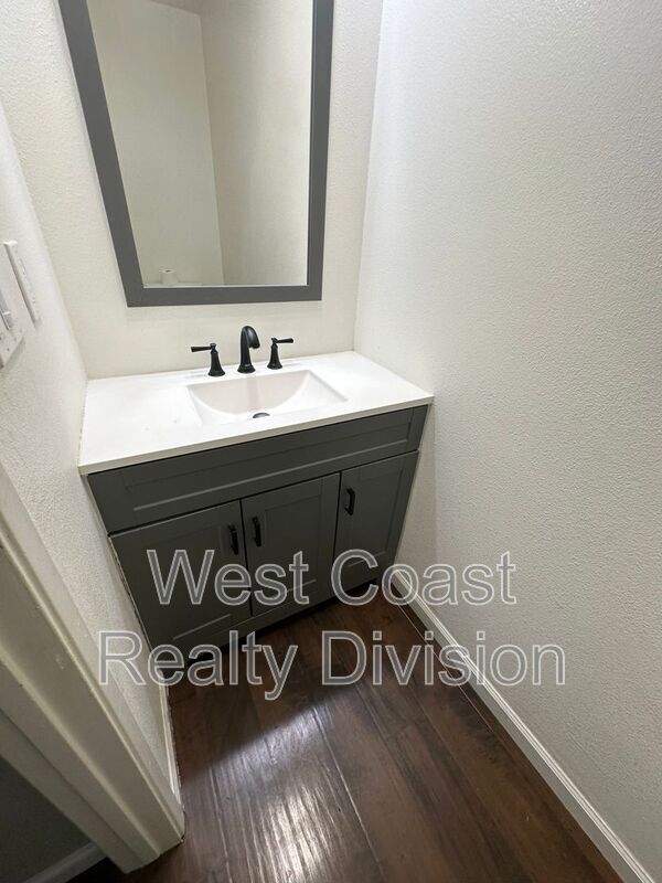 Foto del edificio - 11104 Grant Way