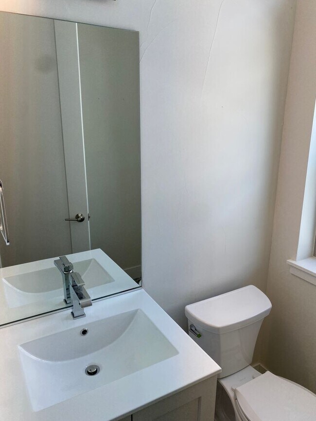 Foto del edificio - Gorgeous, Modern 3 Bedroom 4 Bathroom Townhouse Near Sloan's Lake