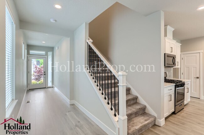 Building Photo - Spacious & Bright 5-Bedroom Home with Office and Fireplace in Hillsboro! NEW BEST PRICE at $2,845...