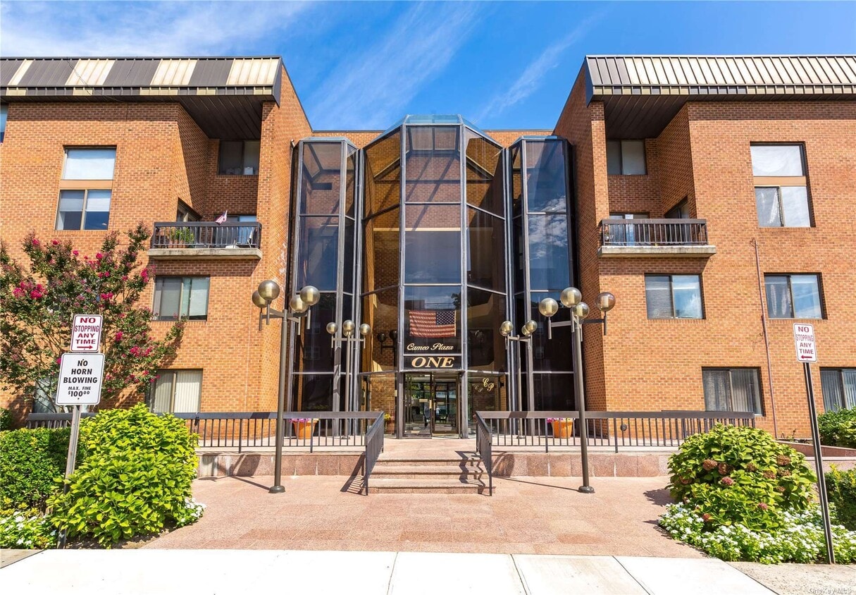 1 Ipswich Ave Unit 124, Great Neck, NY 11021 Room for Rent in Great