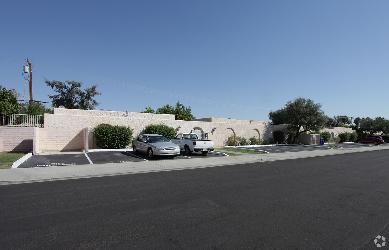 Building Photo - 760-800 E Cottonwood Rd