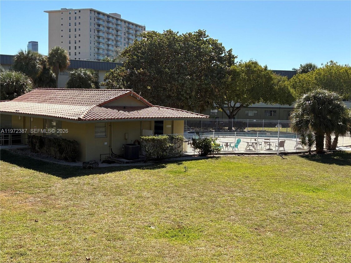 Foto del edificio - 270 Layne Blvd