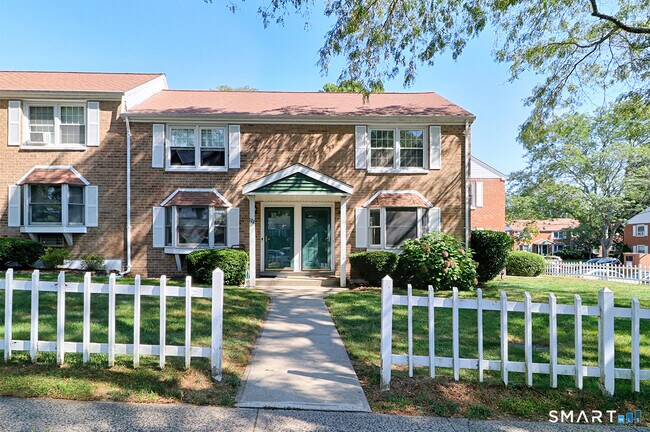 Foto del edificio - 240 Sunnyridge Ave