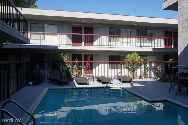 Building Photo - 15051 Moorpark St