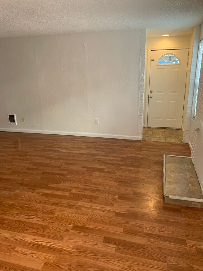 Foto del edificio - Gary Apartments | Two Bedroom Townhouse Un...
