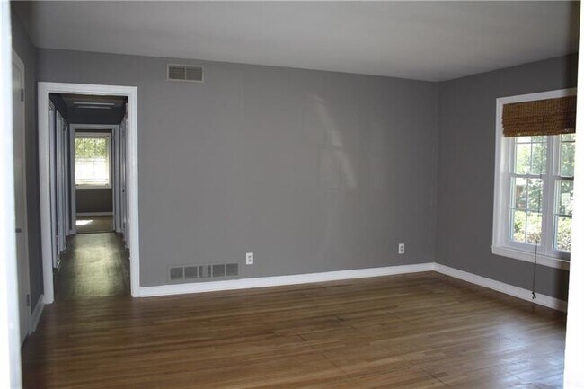 Building Photo - 1359 Spruce Dr SE