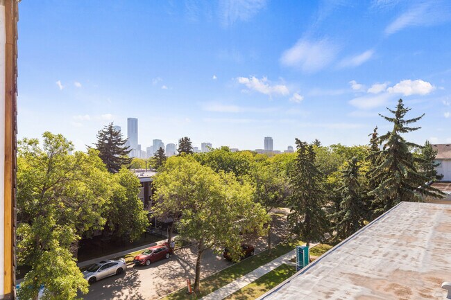 Photo du bâtiment - 10830-10114 114 St NW