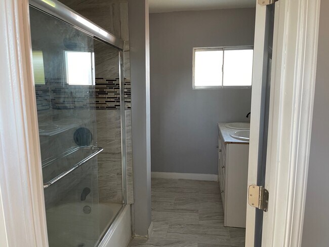 Baño de arriba - 15013 Hartsook St