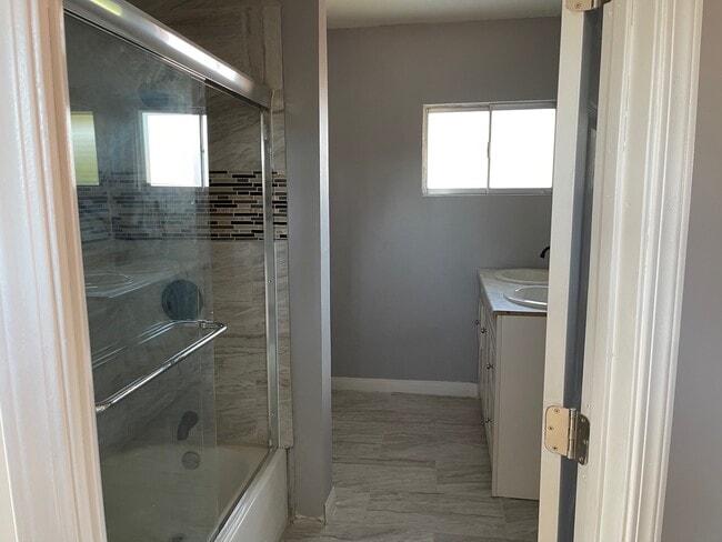 Upstairs bath - 15013 Hartsook St