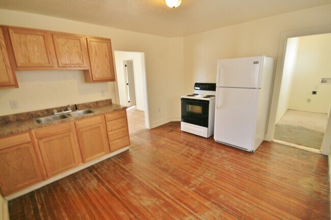 Building Photo - Spacious 1 Bed Dupex!