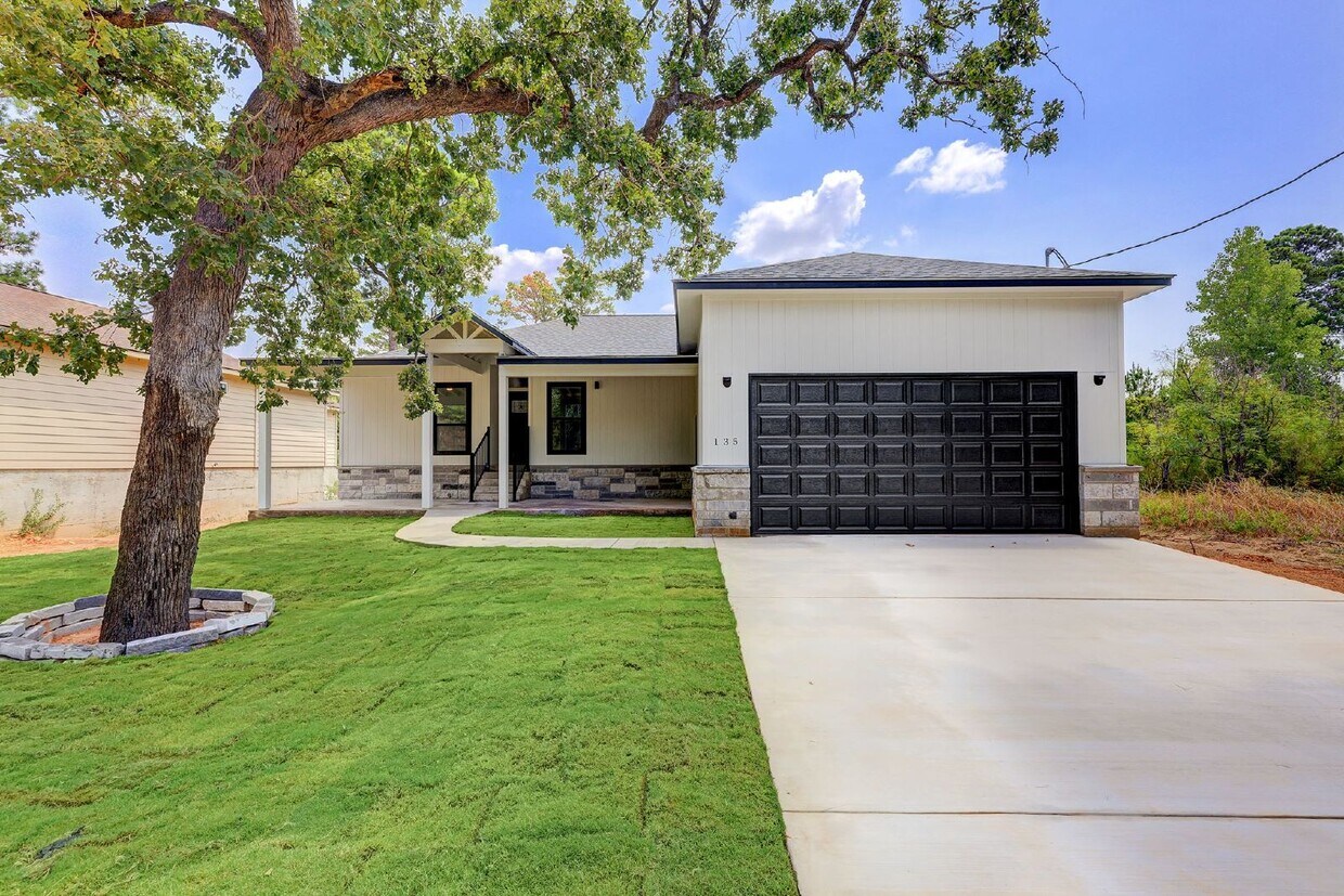 135 Koali Dr, Bastrop, TX 78602 Room for Rent in Bastrop, TX