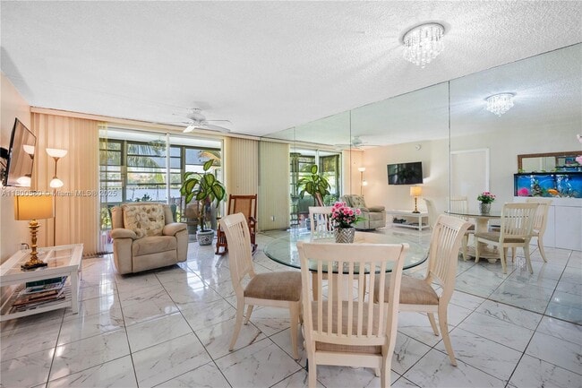 Foto del edificio - 2999 Point East Dr