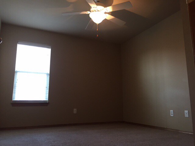 Building Photo - 112-114 Elm Creek Dr