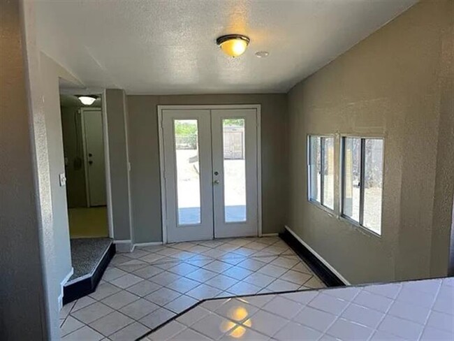 Building Photo - Come see this 3 bedrooms