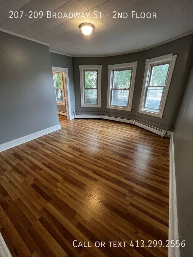 Building Photo - Updated 3 Bedroom Unit In Chicopee Falls