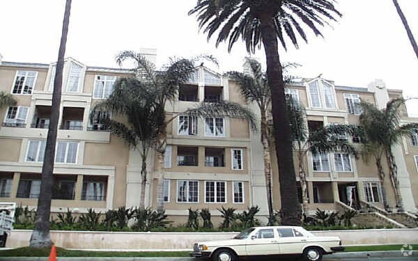 Foto del edificio - 433 N Doheny Dr