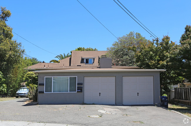Building Photo - 840-842 Cedar St