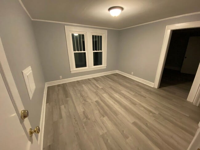 Building Photo - 1 bedroom, 1 bathroom recently renovated a...