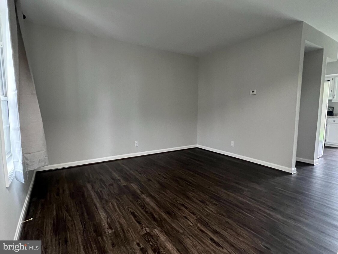 Primary Photo - 303 Surry Ln