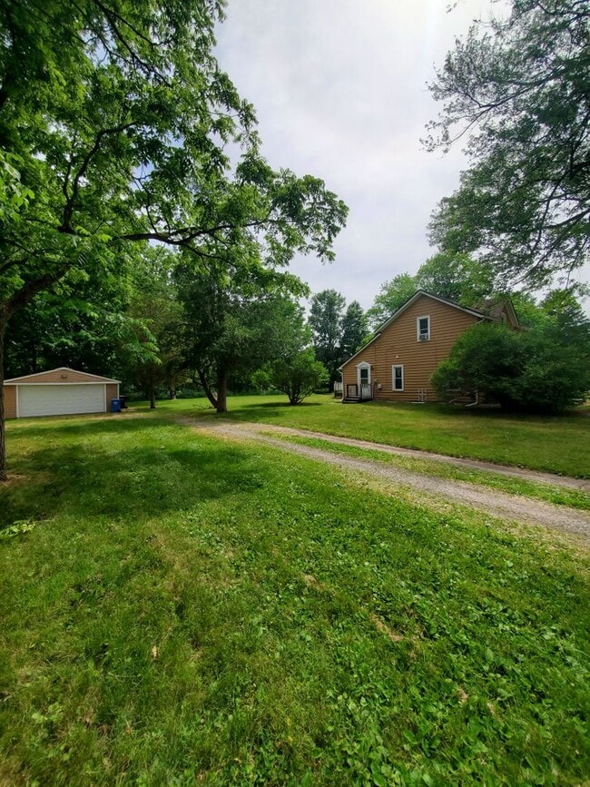 Building Photo - 3 BEDROOM, TWO STORY HOUSE IN DOWNTOWN HOW...