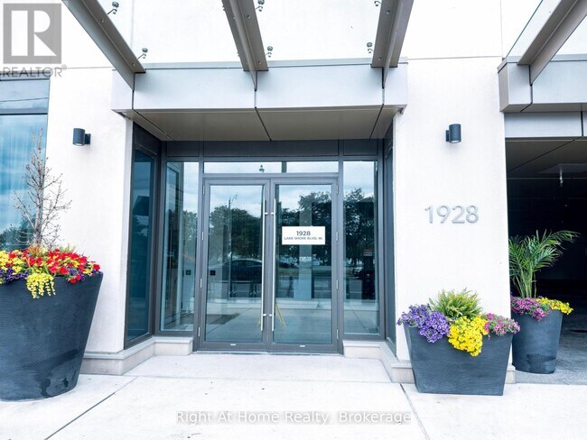 Photo du bâtiment - 1928 Lake Shore Blvd W