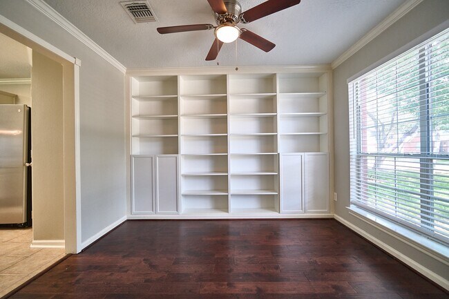 Building Photo - 4204 Seminole Dr