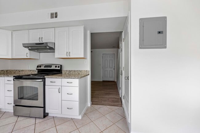 Photo - 1615 Cottonwood Dr House