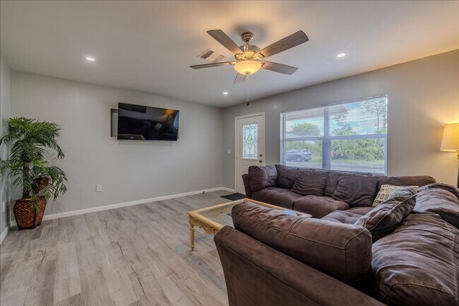 Foto del edificio - ANNUAL RENTAL - 3 Bed, 2 Bath Fully Furnis...
