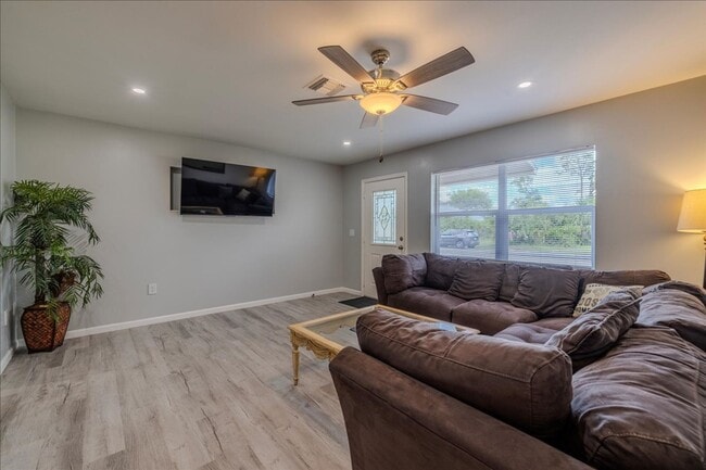 Photo - ANNUAL RENTAL - 3 Bed, 2 Bath Fully Furnis... House