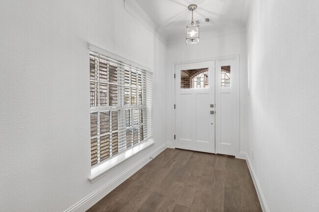 Building Photo - Luxury Living in Lewisville Townhome