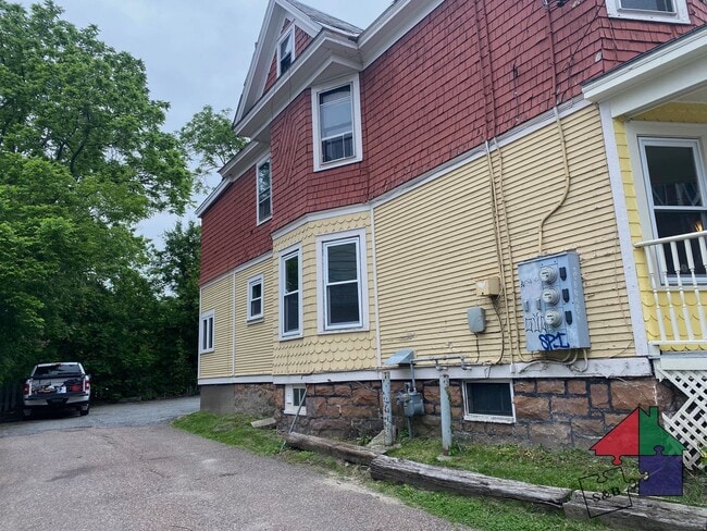 Building Photo - Spacious 8 Bedroom, 3 Bathroom Home for Re...
