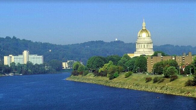 La capital está a dos cuadras de distancia. - 2100 Kanawha Ave SE