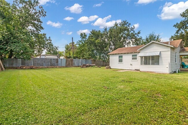 Building Photo - 848 1/2 Fisher Street Unit