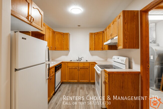 Building Photo - Single Story Unit with Lawn Care Included Ideal for Senior Living