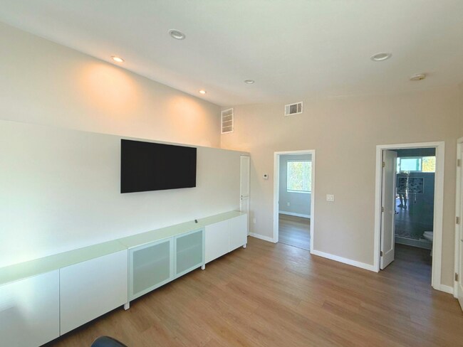 Building Photo - TV FURNISHED!! 4BD/2BA Private Yard and Off Street Parking!